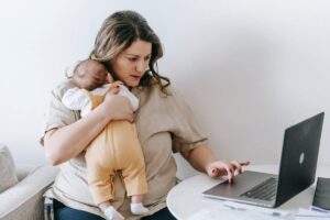 Femme enceinte lisant des documents sur les droits au chômage