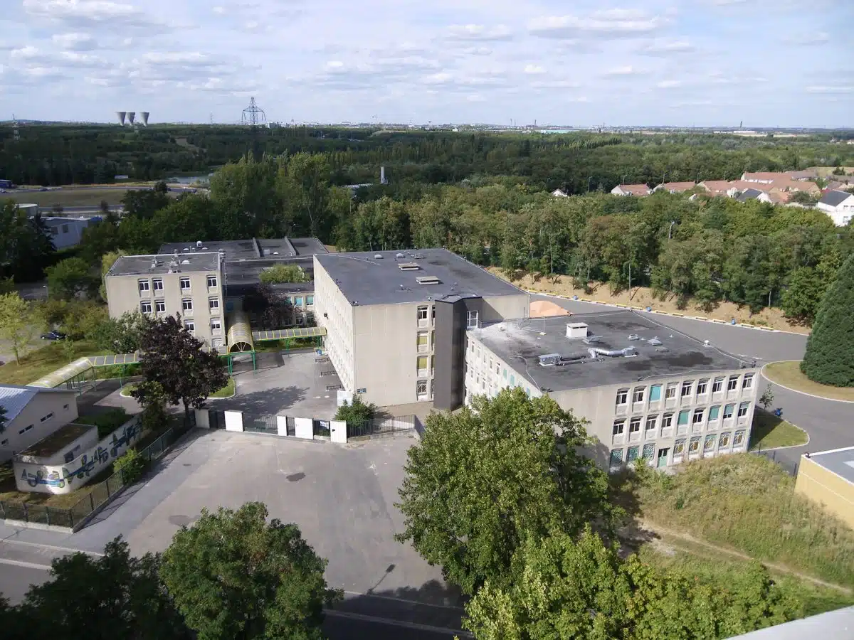 Un aperçu du collège Claude Debussy à Aulnay-sous-Bois Excellence académique et opportunités d'engagement