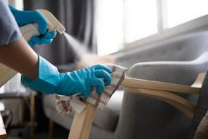 Détergent-désinfectant pour un nettoyage efficace en milieu sanitaire