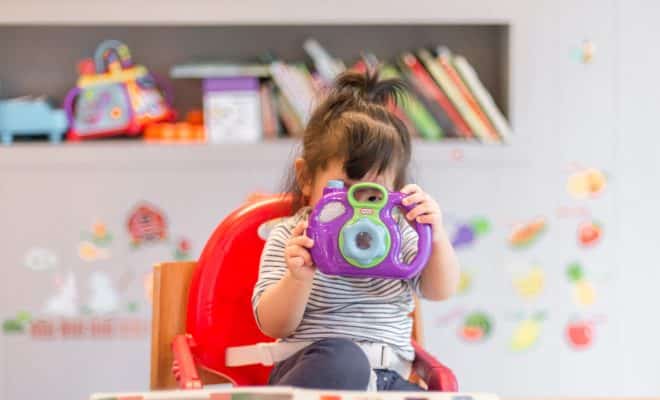 enfant à la crèche
