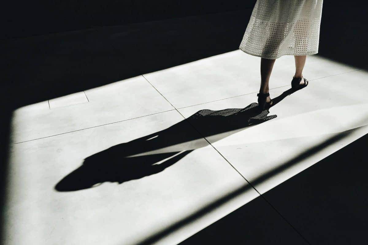 8 signes qui révèlent une personne jalouse : comment les reconnaître ?
